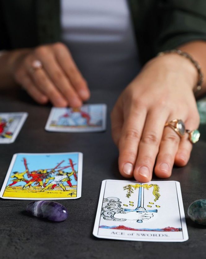 mujer tocando cartas taror